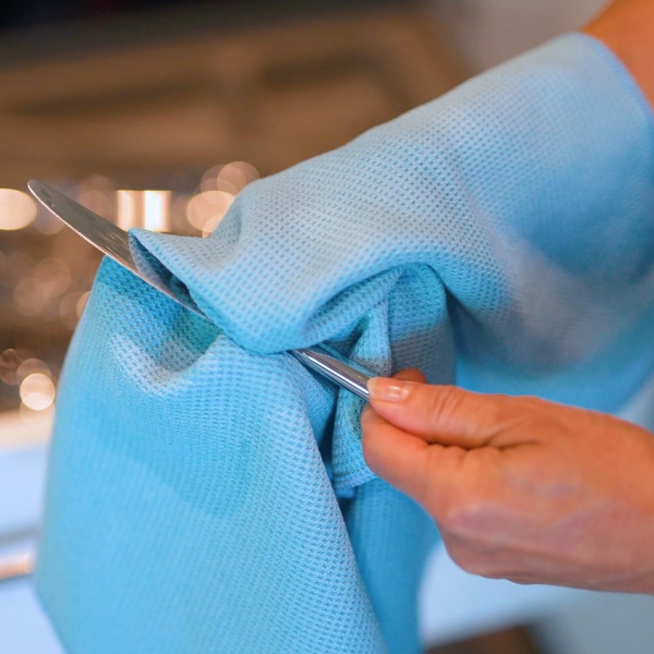 Servies droogmaken met de droogdoek van GEWELDIGSCHOON