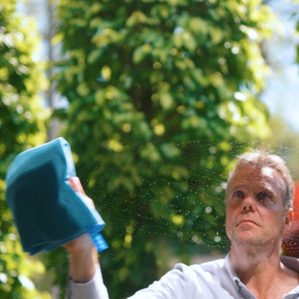Streeploos en glanzend raam met Gewerldigschoon droogdoek