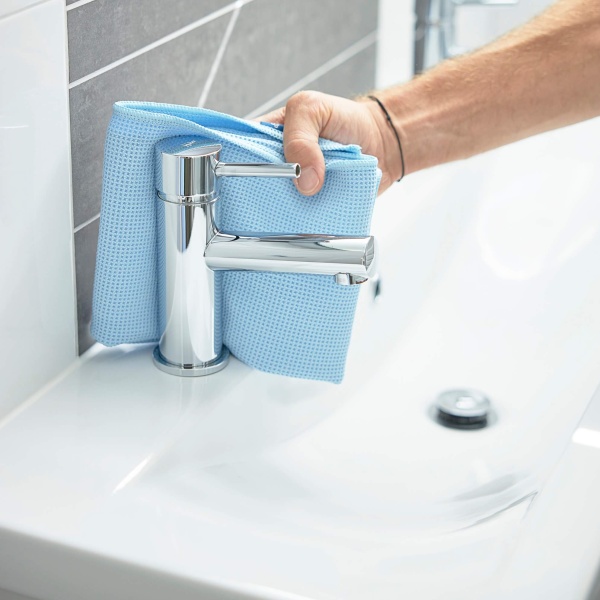 Douchecabine streeploos schoonmaken met de sanitairreiniger van GEWELDIGSCHOON