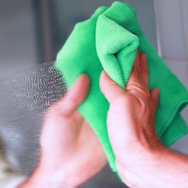 Spiegel schoonmaken en nadrogen met de alles-in-1 set van GEWELDIGSCHOON