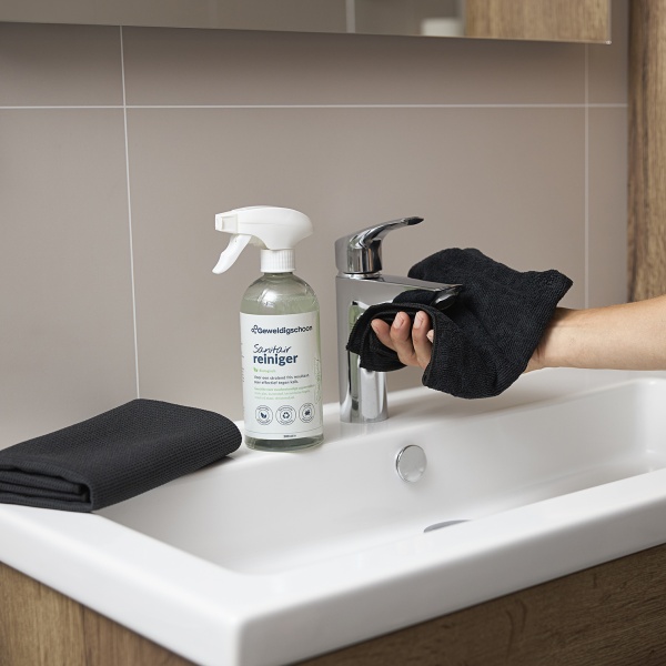 Kraan kalkvrij schoonmaken met de sanitairreiniger uit de 3-pack mix reinigers van GEWELDIGSCHOON