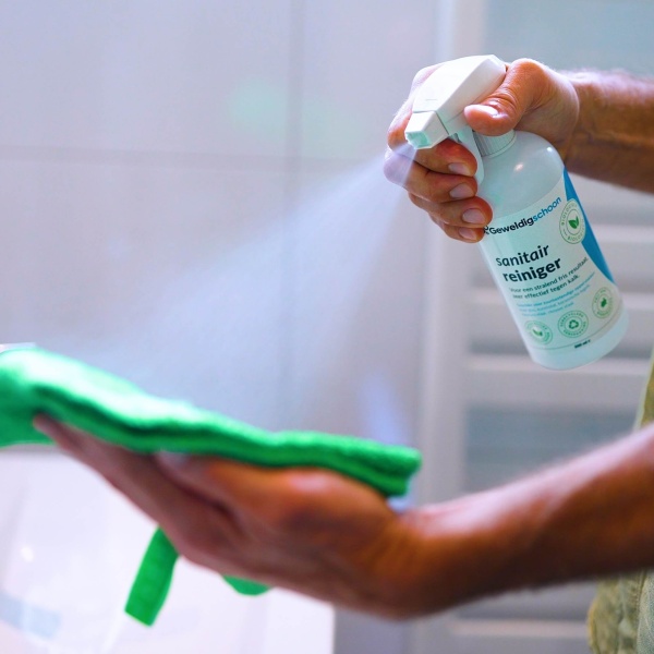Badkamer schoonmaken met de sanitairreiniger spray van GEWELDIGSCHOON