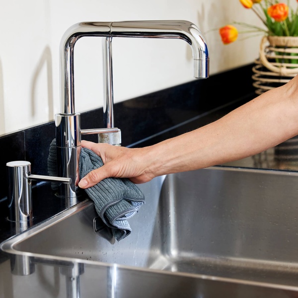 Kraan streeploos schoonmaken met de keukenreiniger van GEWELDIGSCHOON