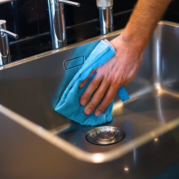 Spoelbak schoonmaken en nadrogen met de alles-in-1 set van GEWELDIGSCHOON
