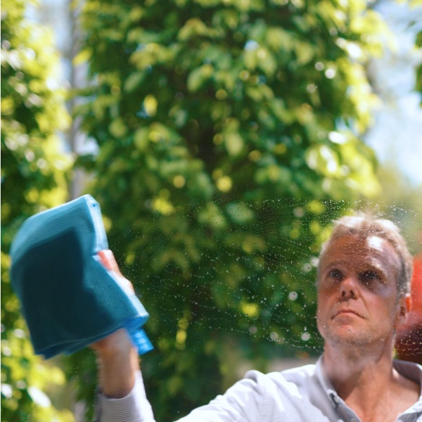 Ramen reinigen met de droogdoek van GEWELDIGSCHOON
