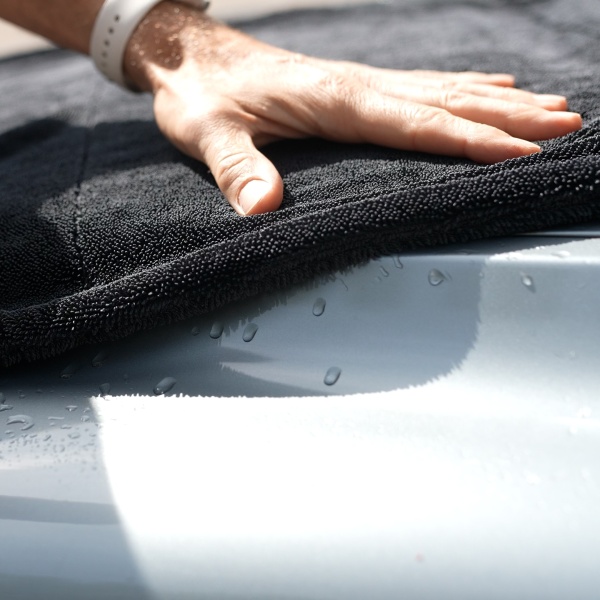 Motorkap afdrogen met GEWELDIGSCHOON droogdoek