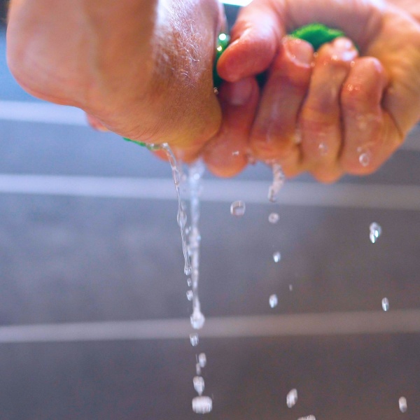 Douchekraan streeploos en kalkvrij schoonmaken met de sanitairreiniger van GEWELDIGSCHOON
