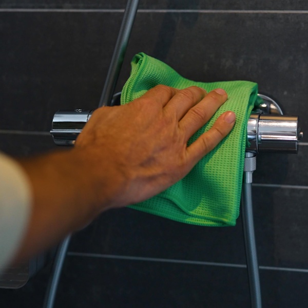 Badkamer kraan weer stralend schoon maken met de sanitairreiniger van GEWELDIGSCHOON