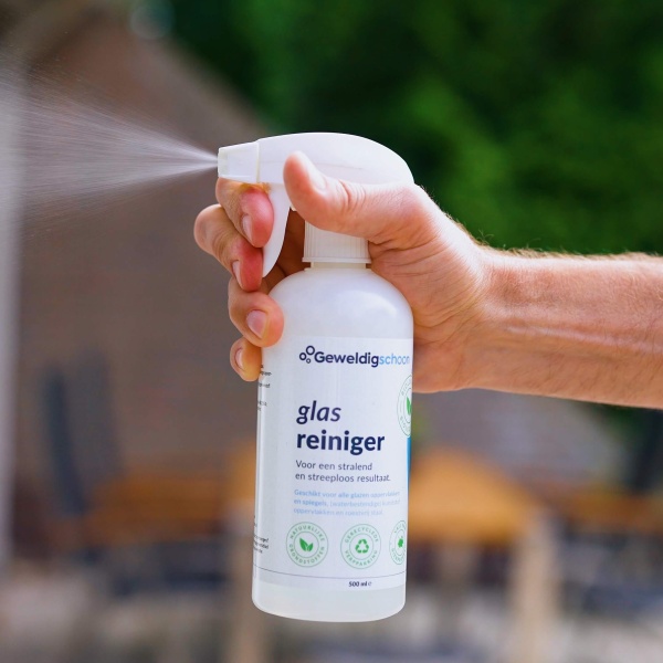 Glasreiniger van GEWELDIGSCHOON in de hand