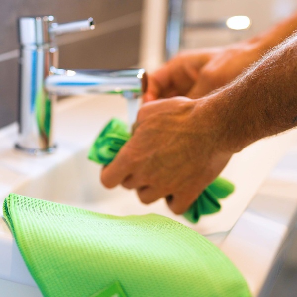 Kranen streeploos schoonmaken met de sanitairreiniger van GEWELDIGSCHOON
