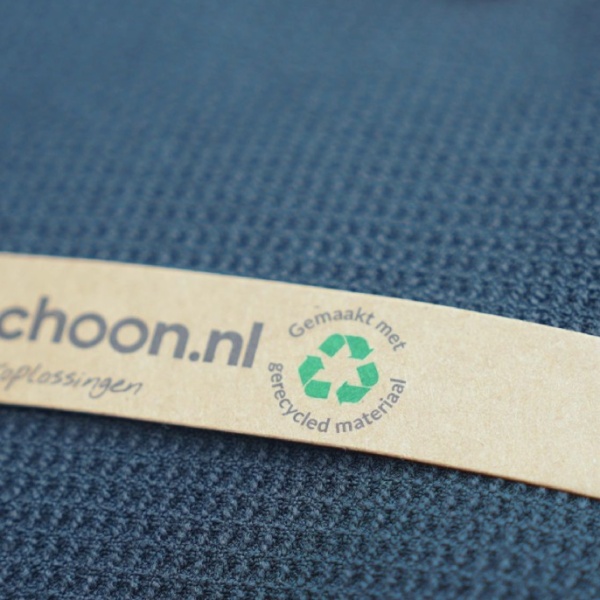 kartonnen omslag met recycle symbool