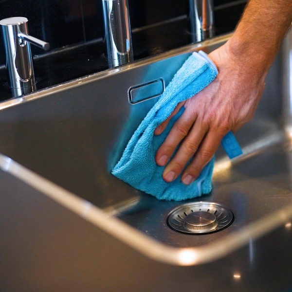 Schoonmaakdoek in gootsteen