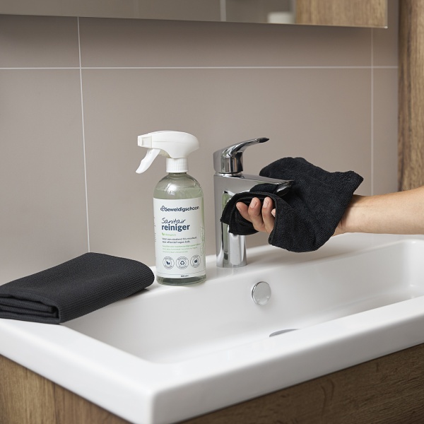 Badmeubel schoonmaken met de sanitairreiniger spray van GEWELDIGSCHOON