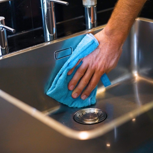 Wasbak schoonmaken met de keukenreiniger van GEWELDIGSCHOON