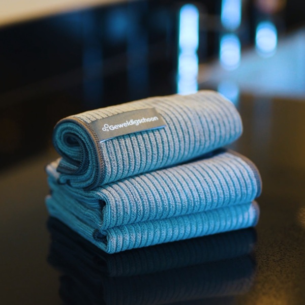 Schoonmaken met de antibacteriële schoonmaakdoek van GEWELDIGSCHOON