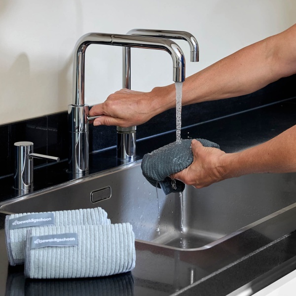 schoonmaken met de antibacteriële schoonmaakdoek van GEWELDIGSCHOON
