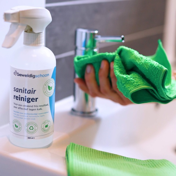 Badmeubel schoonmaken met de sanitairreiniger spray van GEWELDIGSCHOON