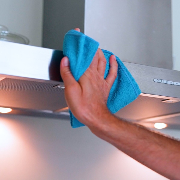 Reinigen afzuigkap met schoonmaakdoek