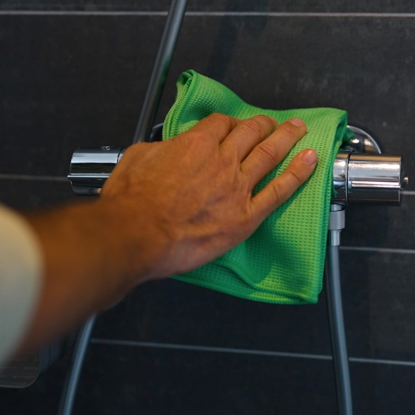 Badmeubel schoonmaken met de sanitairreiniger spray van GEWELDIGSCHOON