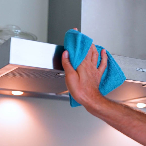 Afzuigkap streeploos en vetvrij schoonmaken met de keukenreiniger uit de 3-pack mix reinigers van GEWELDIGSCHOON