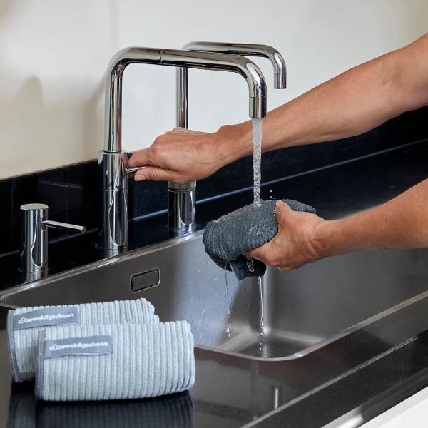 Schoonmaken met de antibacteriële schoonmaakdoek van GEWELDIGSCHOON