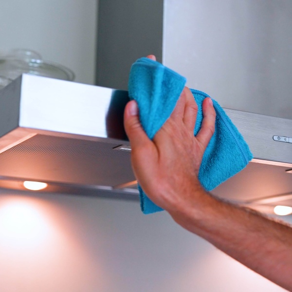 Afzuigkap schoonmaken met de keukenreiniger van GEWELDIGSCHOON