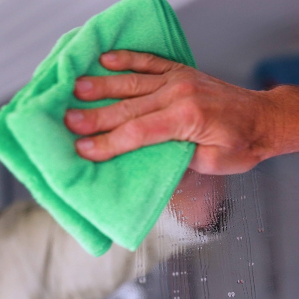 Spiegel streeploos schoonmaken met de glasreiniger uit de 3-pack mix reinigers van GEWELDIGSCHOON