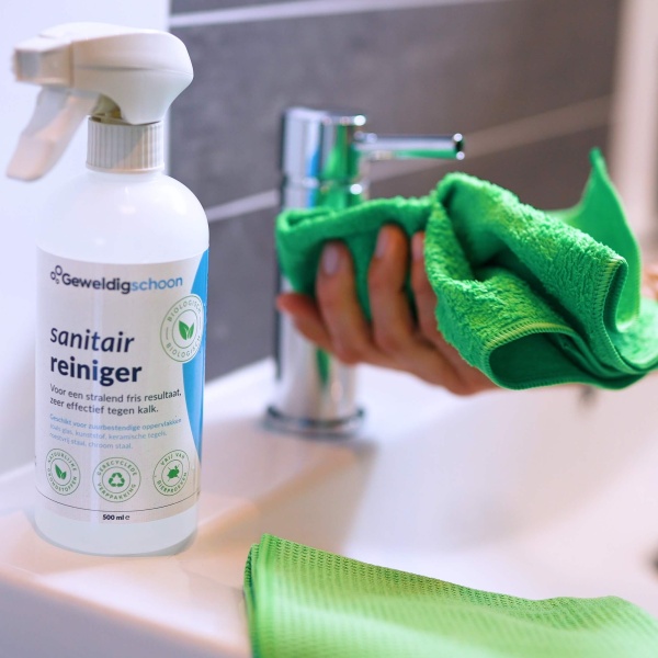 reinigen kraan met schoonmaakdoek