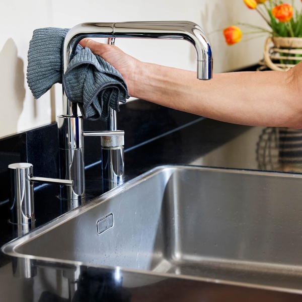 Keuken werkblad schoonmaken met de antibacteriële schoonmaakdoek van GEWELDIGSCHOON