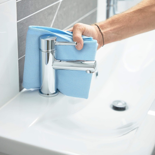 Kraan in badkamer streeploos nadrogen met de GEWELDIGSCHOON droogdoek