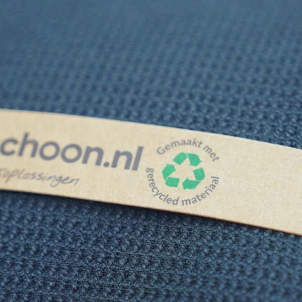 kartonnen omslag met recycle symbool