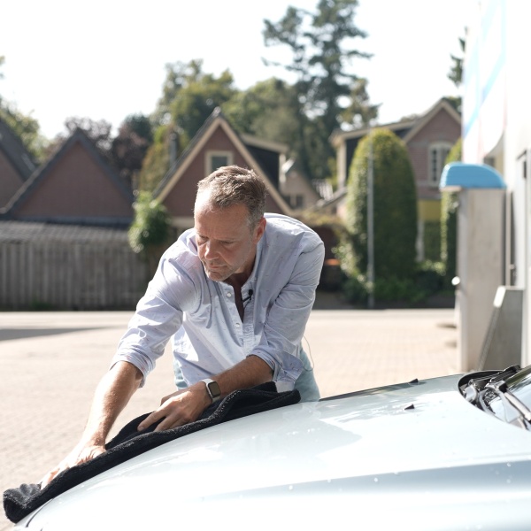 Auto nadrogen met GEWELDIGSCHOON droogdoek