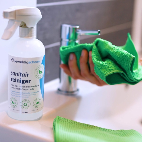 Badkamer kraan stralend schoonmaken met de sanitairreiniger spray van GEWELDIGSCHOON