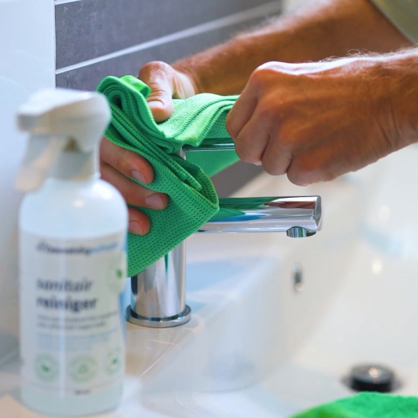 Kranen kalkvrij schoonmaken en nadrogen met de alles-in-1 set van GEWELDIGSCHOON