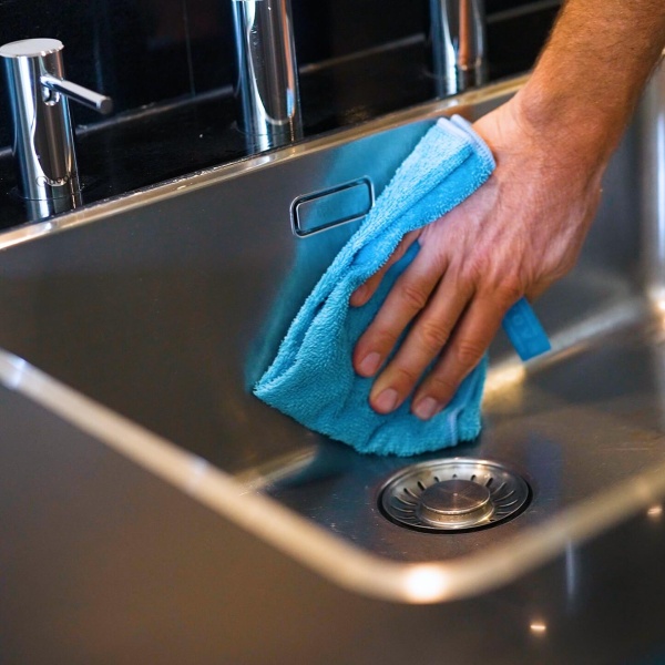 Schoonmaakdoek in gootsteen