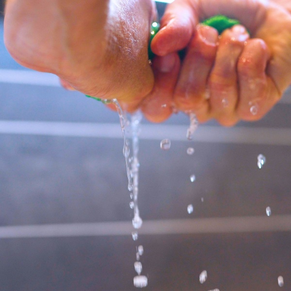 Douchecabine streeploos schoonmaken met de sanitairreiniger van GEWELDIGSCHOON